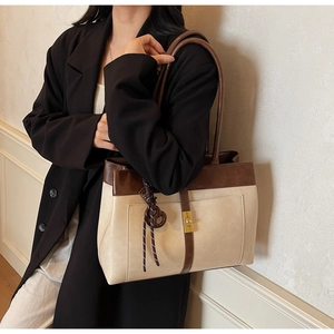 Vue détaillée du grand sac cabas avec coutures contrastées et fermoir pour le bureau