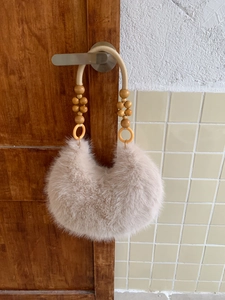 Dettaglio della borsa hobo in peluche a mezzaluna con manico unico in perline di legno