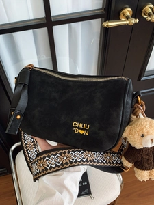 Borsa a cuscino nera vintage con tracolla intrecciata e un grazioso ciondolo a forma di orso