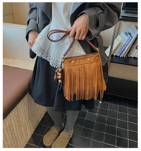Sac bandoulière en daim marron avec rivets étoiles et glands de style bohème
