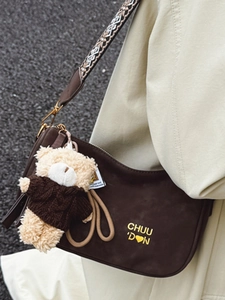 Borsa a bauletto vintage marrone scuro con tracolla etnica e ciondolo a orsetto