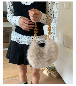 Borsa a mezzaluna in finta pelliccia beige con manico in perline di legno e corda intrecciata