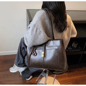 Détail du sac cabas marron foncé avec texture cuir vintage et fermoir tournant doré