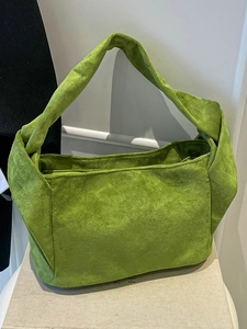 Sac bandoulière en daim vert herbe avec poignée nouée et forme de croissant épurée