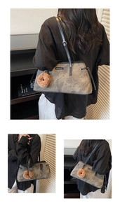 Dettaglio della borsa tote grigia vintage con un simpatico ciondolo a forma di ciambella