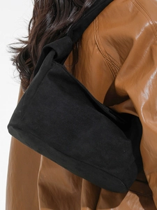 Sac à bandoulière minimaliste en daim noir avec détail de nœud artistique pour femme