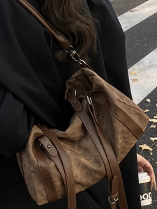 Retro brown Boston shoulder bag for women with large capacity in casual vintage style