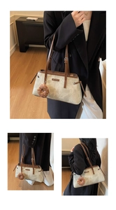 Dettaglio della borsa tote vintage con motivo marmo, manici in pelle e charm donut