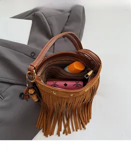 Vue intérieure du sac seau en daim marron avec poche zippée et rivets en étoile