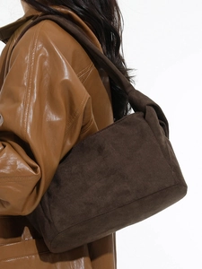 Sac bandoulière marron en daim synthétique avec nœud décoratif sur l'anse