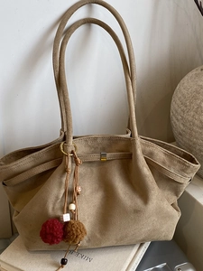 Sac Fourre-Tout Femme en Suédine Grande Capacité Style Vintage Sac à Épaule Avec Pendentif Pompon Automne Hiver Sac Sous le Bras