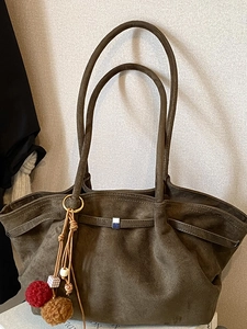 Sac fourre-tout en daim marron avec bandoulière et breloque bohème pour l'automne 2025