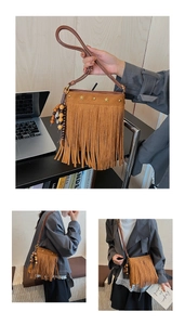 Détail d'un sac bandoulière en daim marron avec rivets étoile dorés et gland en bois