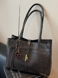 Grand sac cabas rétro gris foncé avec boucle dorée pour les déplacements quotidiens