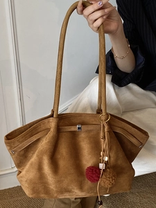 Grand sac cabas en daim marron avec pendentif en fourrure pour un style décontracté