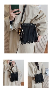 Détail du sac bandoulière en daim noir avec clous étoiles, franges et perles en bois