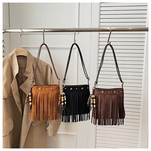 Détails des sacs seaux à franges bohèmes avec rivets étoiles et perles en bois