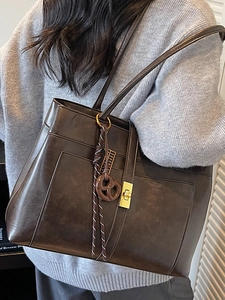 Grand sac cabas rétro en cuir marron pour femme avec charm bretzel et fermoir en métal doré