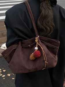 Grand sac cabas pour femme en daim marron foncé avec pendentif pompon de style rétro