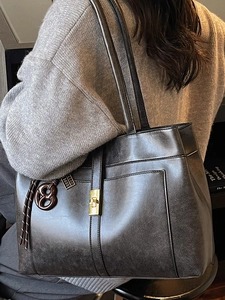 Grand sac cabas vintage gris foncé en cuir vieilli avec fermoir rotatif doré élégant