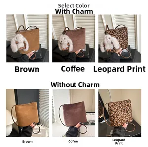 Vues détaillées de sacs seaux mats en marron et imprimé léopard avec pendentifs