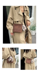 Vue détaillée du sac bandoulière en daim marron avec breloque lapin en peluche et cuir