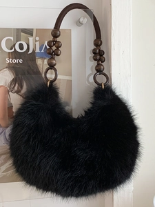Borsa sottobraccio in ecopelliccia con manico in perle di legno e peluche nero