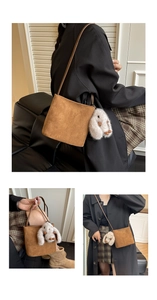 Trois vues d'un sac seau en daim marron avec un joli pendentif en peluche de lapin doux