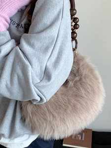 Borsa sottoascellare in pelliccia ecologica con tracolla in perle di legno boho