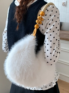 Elegante borsa a tracolla in pelliccia sintetica bianca con perline in legno per donna