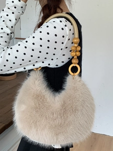 Borsa hobo in ecopelliccia beige con tracolla intrecciata in perle di legno