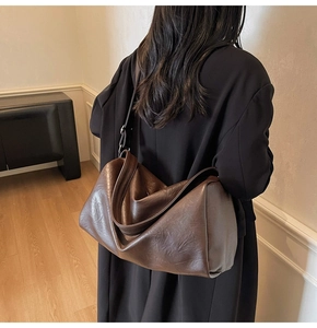 Détail d'un sac hobo marron foncé montrant sa grande capacité et sa texture plissée douce