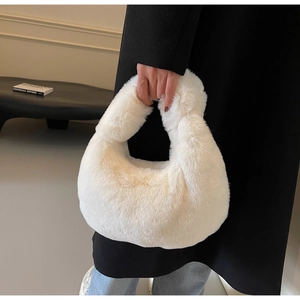 Détails de la texture du sac à main en fausse fourrure blanche en forme de croissant