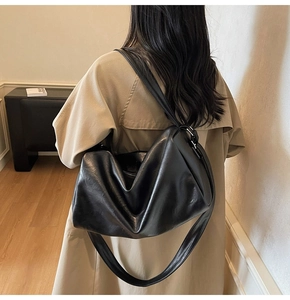 Sac à épaule minimaliste en cuir noir souple avec grand compartiment pour l'usage quotidien
