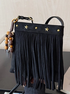 Sac bandoulière bohème noir en daim avec clous étoiles, franges et perles en bois