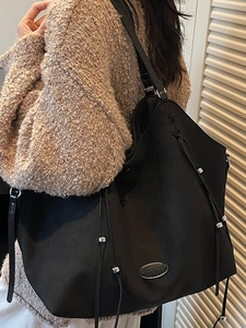 Minimalistische schwarze große Einkaufstasche mit Kordelzugdetail und Metallakzenten