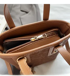 Détail de l'intérieur du sac seau marron avec fermeture éclair dorée et doublure