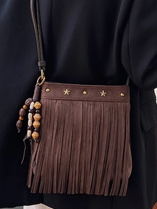 Sac bandoulière bohème en daim marron foncé avec franges et rivets étoiles dorés