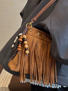 Sac bandoulière bohème en daim marron avec longues franges et pendentif en perles