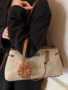 Borsa tote retrò in tela con finiture in pelle marrone e ciondolo a forma di ciambella