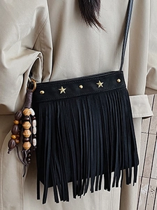 Sac bandoulière noir bohème avec rivets étoiles, franges et perles en bois décoratives