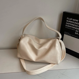 Détail de ce sac fourre-tout crème présentant une texture en cuir PU plissé élégant