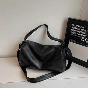Détails de la texture du cuir PU grainé noir sur un sac cylindrique élégant et chic