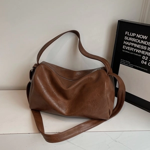 Détail du grand sac bandoulière marron foncé en similicuir avec texture plissée