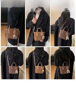 Mini sac cabas imprimé léopard avec charm en peluche présenté sous plusieurs angles