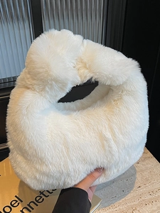 Sac à main tendance en fausse fourrure blanche avec poignée à nœud pour l'hiver 2025