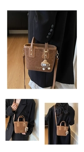 Détails du sac seau léopard avec pendentif en peluche et finitions métalliques dorées