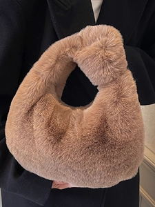 Sac à main élégant en fausse fourrure mauve avec une poignée nouée minimaliste