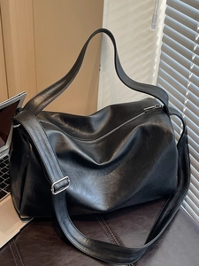 Grand sac hobo minimaliste en simili cuir noir avec bandoulière et fermeture éclair