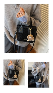 Détails du mini sac cabas à imprimé léopard noir avec matériel doré et breloque en peluche
